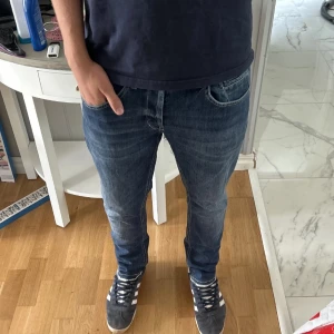 Dondup George Jeans - 💯STEAL💯Ett par riktigt feta dondup jeans i sjukt bra skick. Passar dig från 170-180! Nypris ligger på 3000+. Hör av dig vid fler funderingar!🙌🏽 (FAST PRIS 499)
