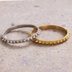 SILVER Edblad nit-armband  - Jag säljer ett as snyggt nit-armband från Edblad i silver. Helt oanvänt därav priset. Nypris: 600kr (Jag kan även byta mot guld)💌KÖP NU FÖR 450KR!!😍😍