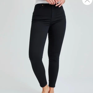 Svarta jeans bikbok  - Snygga svarta jeans från bikbok. Inte använda så jätte mycket. Fint skick! 