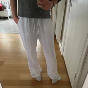 Linnebyxor 🤍 - Så fina linnebyxor, säljer eftersom jag köpt ett par liknande! Fint skick🥰