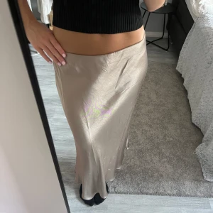 Siden kjol - Siden kjol från hm , använd få tal gånger 💕💕💕