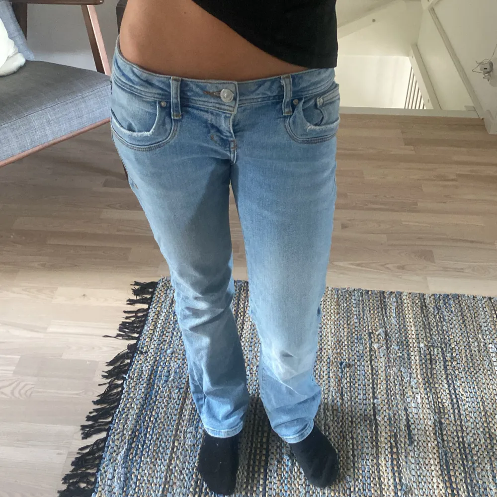 Säljer mina ljusblåa ltb jeans eftersom jag har inte använder så mycket längre!!❤️❤️ Jätte bra skick. Nypris: 1200kr. Jeans & Byxor.