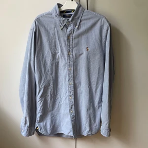 Ralph Lauren skjorta - Hej! Jag säljer denna skjorta som passar perfekt nu till sommaren. Skjortan sitter bra på mig som är 186, den har inga defekter. Hör av er om ni undrar något annat. Mvh Felix