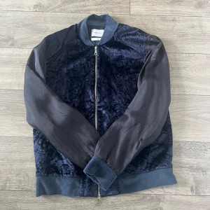 Limitato full zip  - Snygg Limitato full zip,10/10 i skick Hör av er vid intresse! 