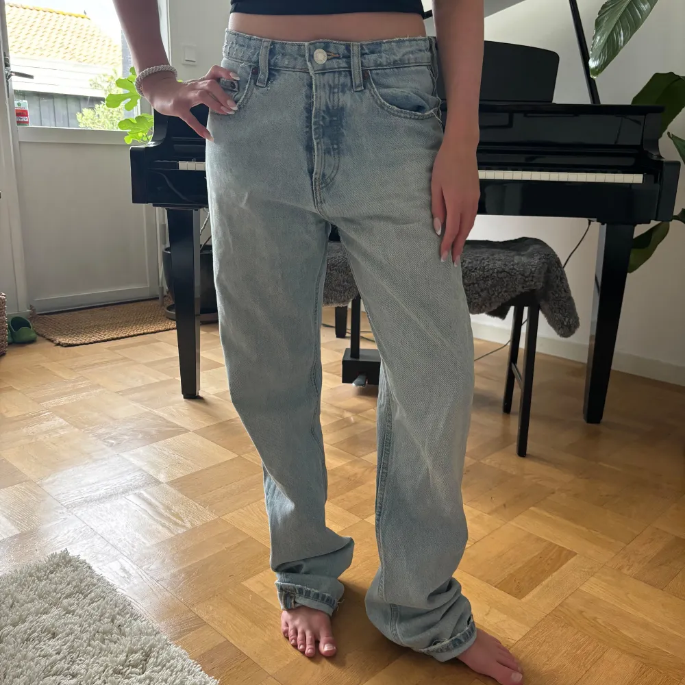 Ljusblåa jeans från zara i st 36. Super fin modell, hon på bilden är 160 cm lång och dom går över hennes fötter. Använda ganska mycket men i ett jättefint skick!. Jeans & Byxor.