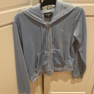 Juicy couture - TAR ENDAST SWISH!! Äkta juicy kofta köpt på Nk i Stockholm, använder aldrig så säljer för 250kr, ny pris 1200kr 