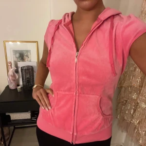 Rosa zip tröja - Sjukt skön och söt! Ger 2000 vibbar och den är köpt på second hand för 250kr, säljer den för 200💗💗 Skriv om du är intresserad så ändrar jag till köp nu🌸Storlek 40 men jag skulle säga att den motsvarar storlek 36!