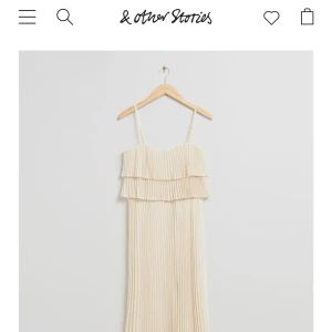 Maxiklänning &otherstories - Köpte denna jättefina klänning (2000kr) från &otherstories (str M) för midsommar med valde en annan. Prislappen är kvar o är i nyskick! Gått för lång tid för att lämna tillbaka så testar sälja här. Kan skicka riktiga bilder om det önskas!🌻