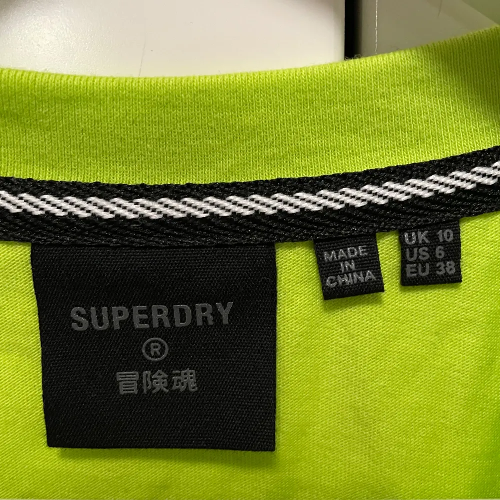 Grön Superdry T-shirt i storlek 38. ALDRIG ANVÄND💚. T-shirts.