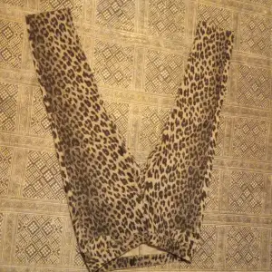 gray pants with leopard print, size l:31 and w:33/44, women's  brand: soyaconcept