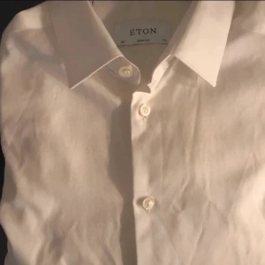 Eton skjorta  - Nytt Använt den gånger  Eton skjorta Slim fit Storlek s-m Storlek 39  Inga konstigheter  Inget  missfärgat  