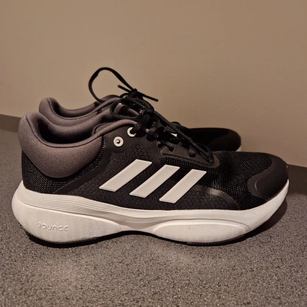 Adidas löparskor storlek 41⅓ i mycket fint skick. Använda under ett par/tre gymnastiktillfällen. . Skor.
