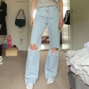Ljusblåa jeans - Säljer ett par ljusblåa jeans med hål i från Pull & Bear💗Strl. 36! Har små revor längst ner🤩Använda ca 5 gånger och är felfri!! Mått: 36cm (midja), 82,5cm (innerbenslängd), 30cm (grenhöjd)💗Så sytt färg😻Billiga kläder➡️min profil❤️