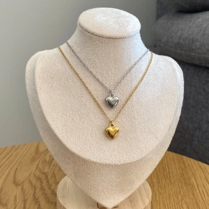 Hjärta halsband - Information på bild 2 👉🏻 Längd ca 40cm + 5cm förlängning! 1 för 59kr, 2 för 98kr frakt ingår! 💌 Instagram - Vikiicom