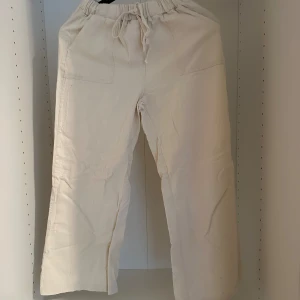 Beigea linnebyxor  - • Använda ett fåtal gånger, men inga skador osv • Storlek S  • Frakt från 40kr 