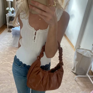 Handväska  - Supergullig handväska med detaljer💕Köparen står för frakt. 