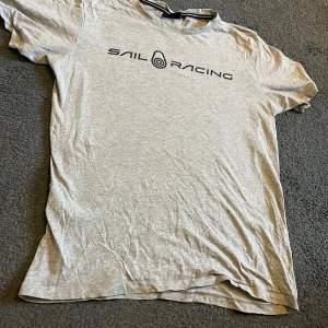 Hej! Säljer denna snygga T-shirt från sail racing! Den är i storlek 170 men sitter som xs/s! Hör av er vid funderingar 