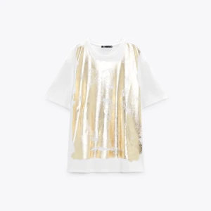 Metallic t-shirt - Säljer denna t-shirt med metallic effekt på framsidan. Aldrig använd och har prislappen kvar🩷🩷