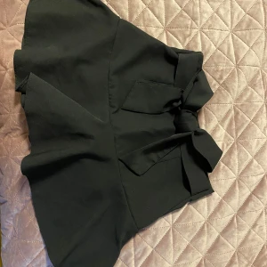 Svart shorts-kjol - Svart kjol med inbyggda shorts, perfekt till sommaren, priset går att diskuteras