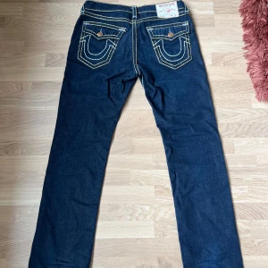 True religion jeans - ricky with flap - Tjena! Säljer mina true religion jeans som jag har använt ett par gånger så skicket är som nya. Storleken är w33. Nypris 3950 kr. Finns att hämta i Eskilstuna eller så kan jag posta det. Priset går att diskuteras vid snabb och smidig affär!