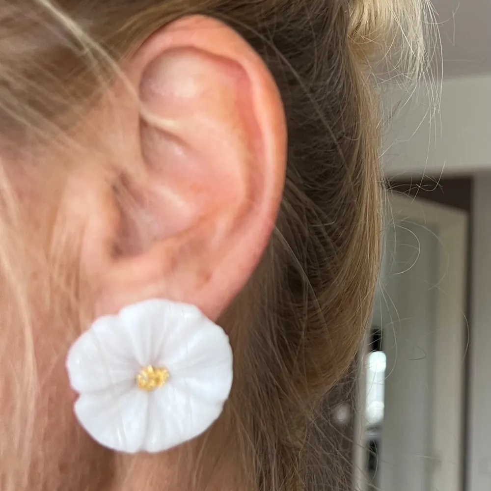 Örhängen av polymer lera. Vita eller mörklila med guld i mitten. Örstift i rostfritt stål. Nickeltestat 🌺Du hittar mer av mina handgjorda smycken på min instagram @flowerjoy.se 💕. Accessoarer.