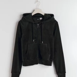 Mjukis tröja - Jätte gosig mjukis tröja köppt på gina tricot för 300kr! Ser ut dom en juicy couture tröja!