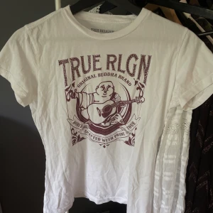 True religion t-shirt - Säljer denna fina t-shirt från true religon. Köpt på sellpy men aldrig använt själv! Storlek small.