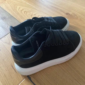 Mcqueens - Alexander Mcqueens i mocka