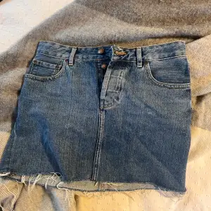 Super fin jeans kjol som är lågmidjade. De är köpta utomlands så vet inte exakta märkte💗 