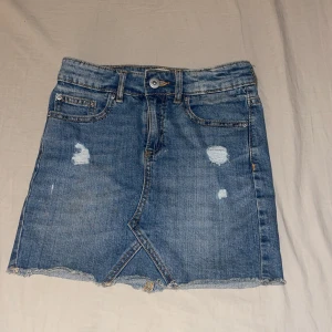 Gullig jeanskjol - Jeanskjolen är i gott skick, används inte längre. Storlek 140 och från lager 157🥰