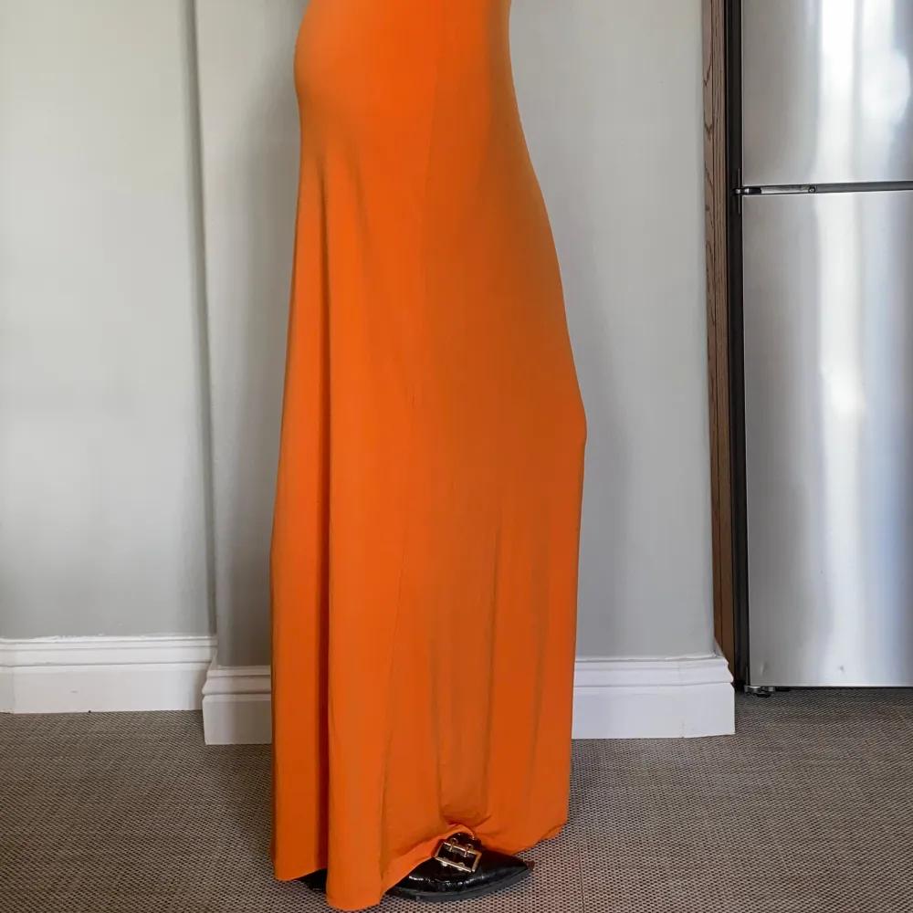 Orange Långkjol i stretchigt material! Längd: 102 cm. Jag är 180 cm💗  Köparen betalar för frakt 💗. Kjolar.