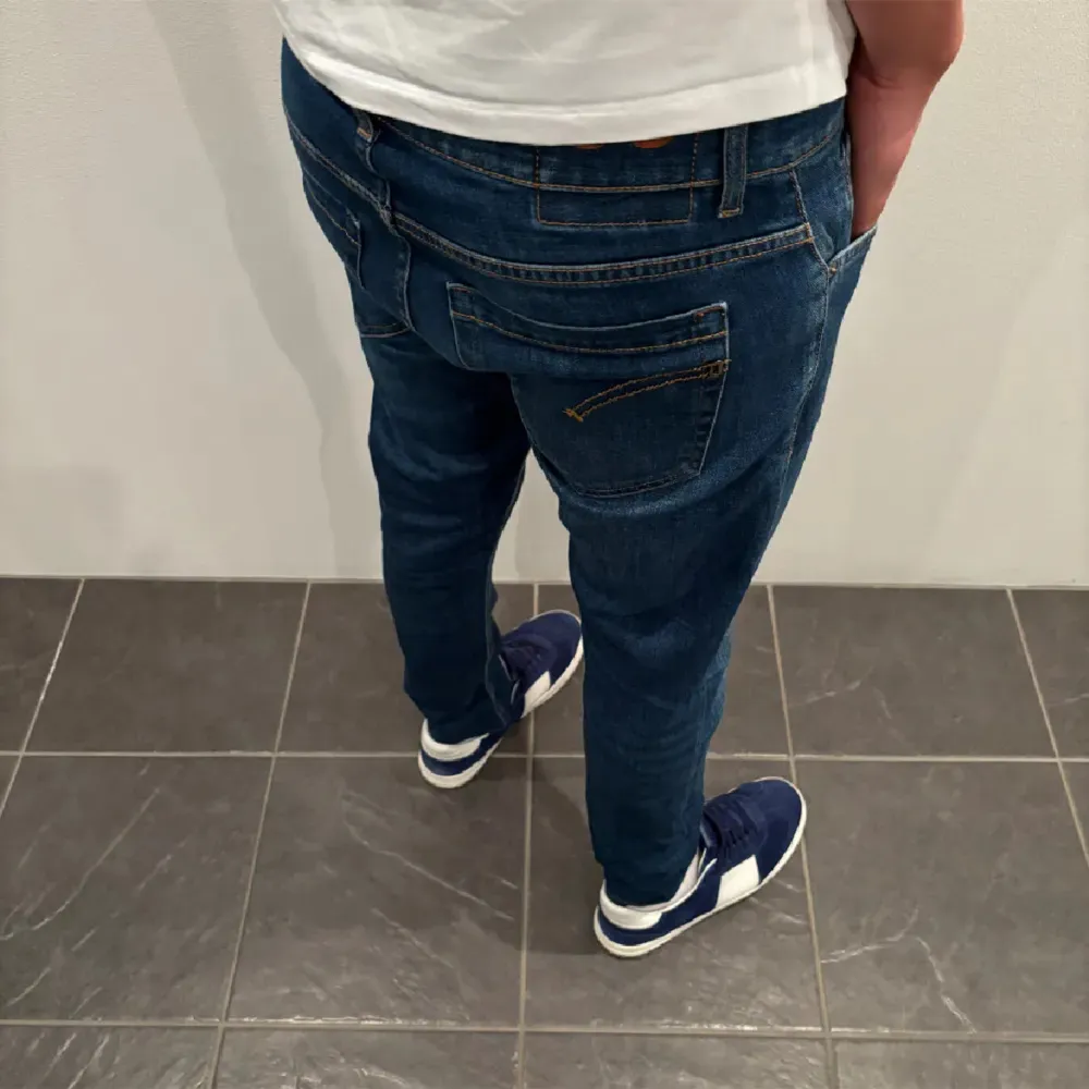 Säljer dessa sjukt trendiga dondup jeansen som är i modellen George. Dessa kostar 4000kr nypris och är i ett 9,5/10 skick. Size (33). Jag säljer dessa för 1099kr! Pris kan diskuteras vid snabb affär.. Jeans & Byxor.