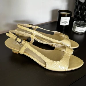 Gula klackskor - Fina gula klackskor💛 Hyfsat slitna i sulan, men som inte syns så man har dom på! Skön passform, passar mig som brukar ha mellan 39-41 på klackskor. Ca 3,5cm klack. Skriv vid frågor!