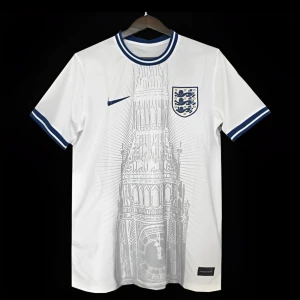 Englands limited edition 2023/2024 - Här har jag en limited edition fotbollströja som är helt äkta som jag säljer. Den är helt oanvänd, säljer den då den ej passade mig. 
