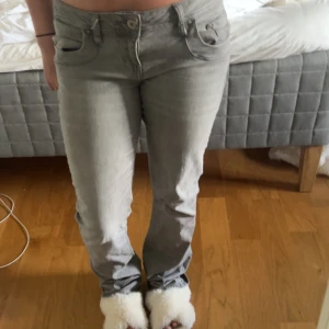 gråa ltb valerie jeans  - säljer mina jättefina lågmidjade ltb jeans i storlek 27/30 då de inte riktigt kommer till användning, köpte för 950 säljes för 750 i nyskick 💖