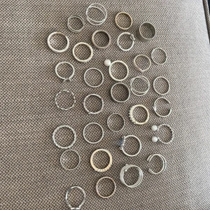 SÄLJER SILVER SMYCKEN  - ⚠️Inte äkta silver⚠️ Ringarna är bland annat från ur o pen. Vissa är även från glitter. Även från guldfynd! Köpte för ca 500 kr sammanlagt för alla 31 ringarna! Pris går att diskutera! Alla ringar är i ett bra skick förutom två som är lite rostiga.
