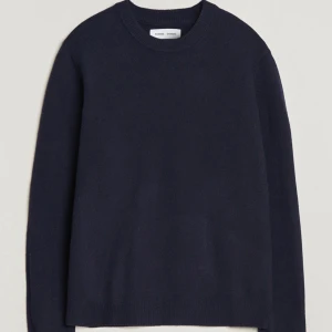 Mörkblå Samsøe Samsøe Merinoull Tröja - Nypris: 1500 kr Mycket bra skick! finns litet hål vid armbågen som enkelt kan sys igen Storlek: S 100% Merinoull