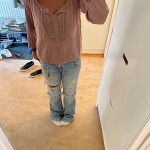 Fin blus  - Fin blus som inte kommer till användning. Använt få tala gånger. Blusen är i ett fint skick och har inga slitningar💕💗