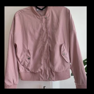 Bomberjacka  - Oanvänd bomberjacka i en jättefin rosa färg. Strl 34 men den är oversize i modellen så den passar även en 36a.