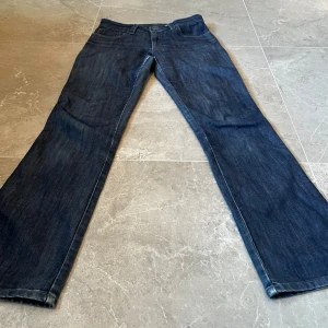 Lågmidjade jeans💘 - Mörkblåa lågmidjade jeans, skriv vid intresse eller frågor💘Pris kan diskuteras💖  Midja rakt över: 38 Innerben: 86
