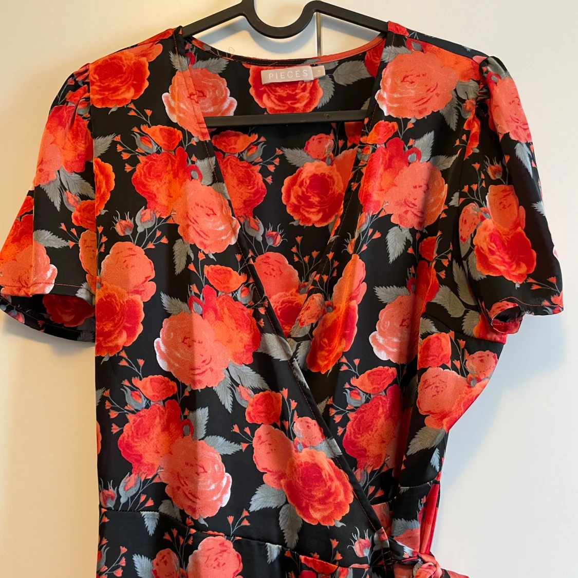 Blommig satin klänning - 91