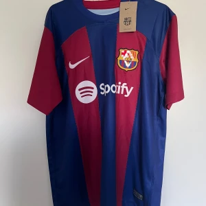 Fotbollströja - Oanvänd. Nypris: 1099kr