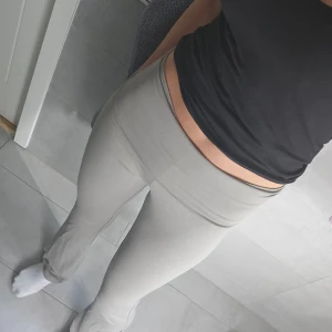 Yoga pants - Helt nya yogapants aldrig använda med prislappen kvar. Köpte dom för 200 men säljer för 100. Färgen är lite av en blandnig av grå och beige.