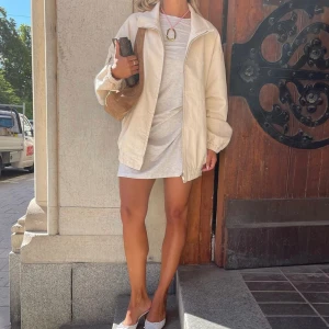 Beige jeansjacka  - Säljer denna beiga jeansjacka från Djerf Avenue. Använd ca 5 gånger, har lite defekter på insidan vid kragen. Nypris är 2000kr, säljer för 750kr + frakt! 🥰 Storlek M (passar mig som vanligtvis har S)