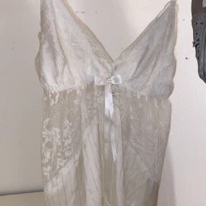 Linne - Säljer detta linne i strlk XL för att jag inte använder det. Från New Yorker. 