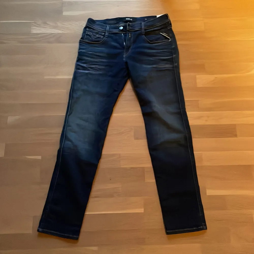 Säljer mina aldrig använda Replay anbass hyperflex . Säljer dom för att de inte kommer till användning. Vid ytterligare frågor kontakta mig.. Jeans & Byxor.