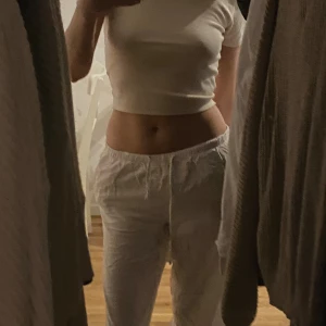 Vita linnebyxor - Säljer mina fina linnebyxor från Gina som passar nu inför sommaren. Helt nytt skick me luftig och vacker passform. Är 176,5 cm lång och dem passar mig bra, stolek M men passar lika bra som S (är själv S)  Oringal pris - 400kr