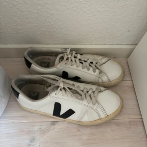 Veja skor - Veja skor i storlek 40, dom är slitna och har lite defekter så derför säljer jag dom billigt 