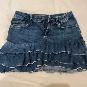 Jeanskjol med volanger - Jättebra skick 💕