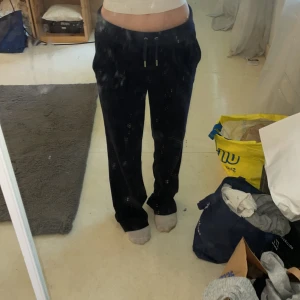 Juicy  - Tyvärr så är byxorna förstora för mig, dom är i gott skick och knappt använda🫶🏼